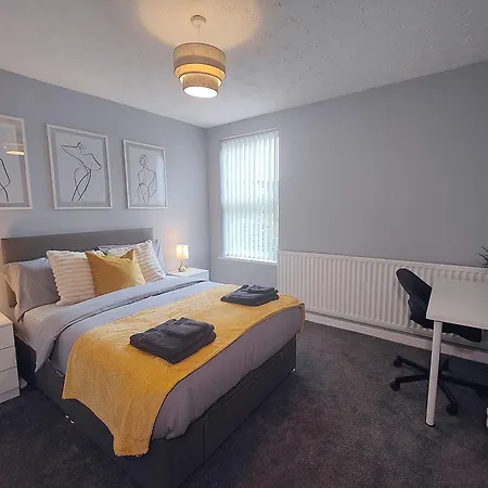 Large 3 Bed House Wolverhampton Families And Contractors Exterior photo