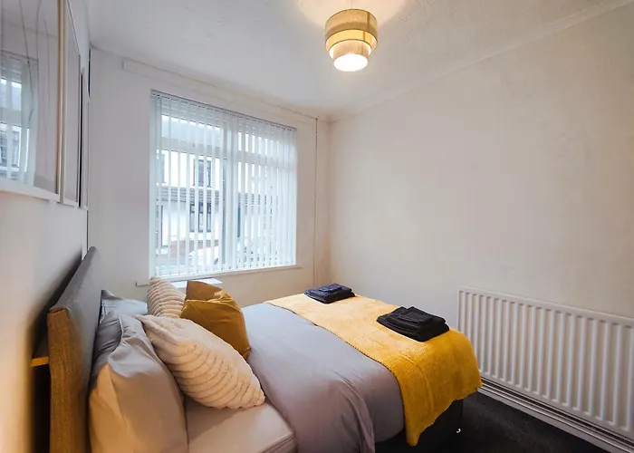 Large 3 Bed House Wolverhampton Families And Contractors
