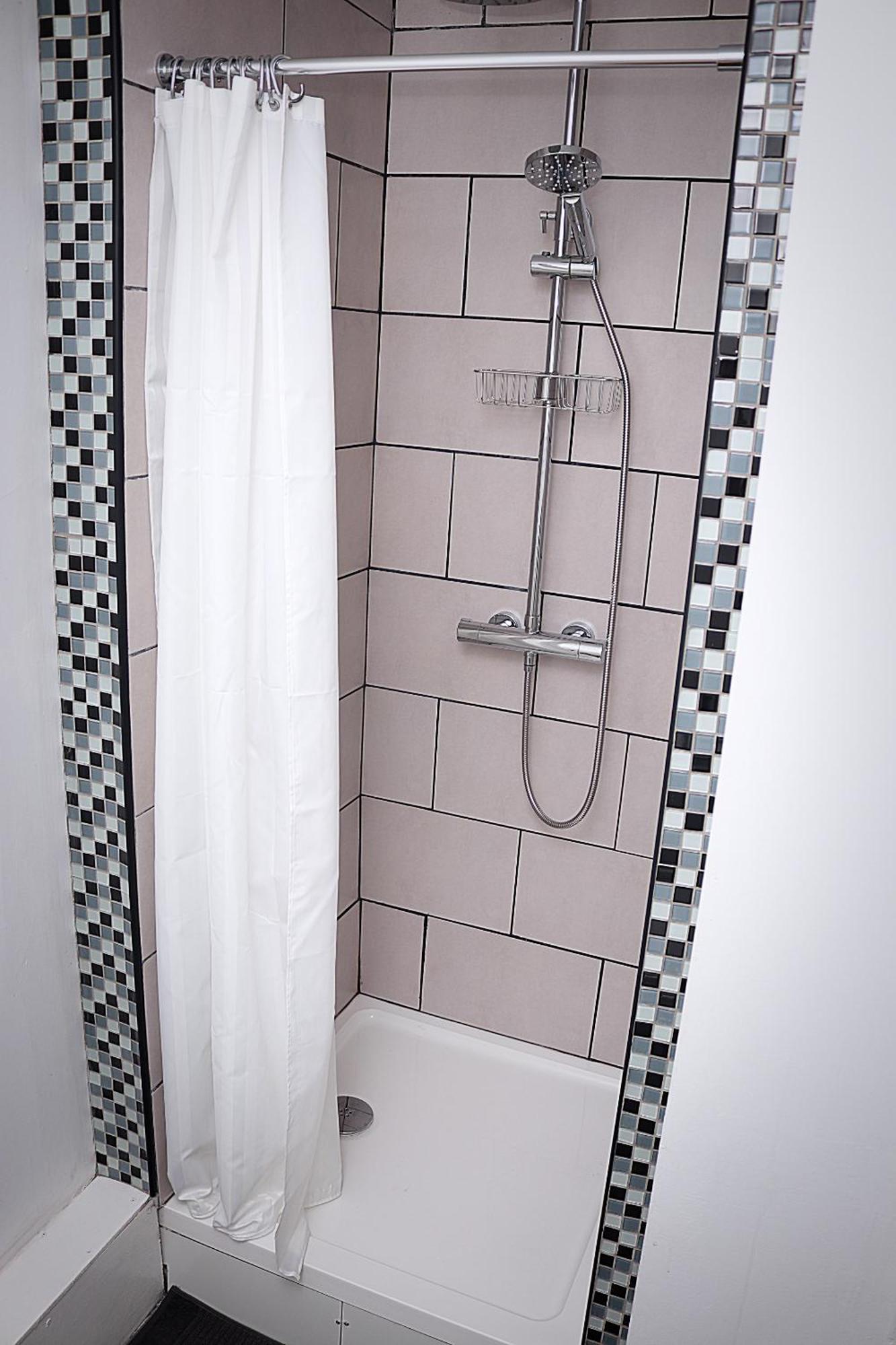 Large 3 Bed House Families And Contractors *