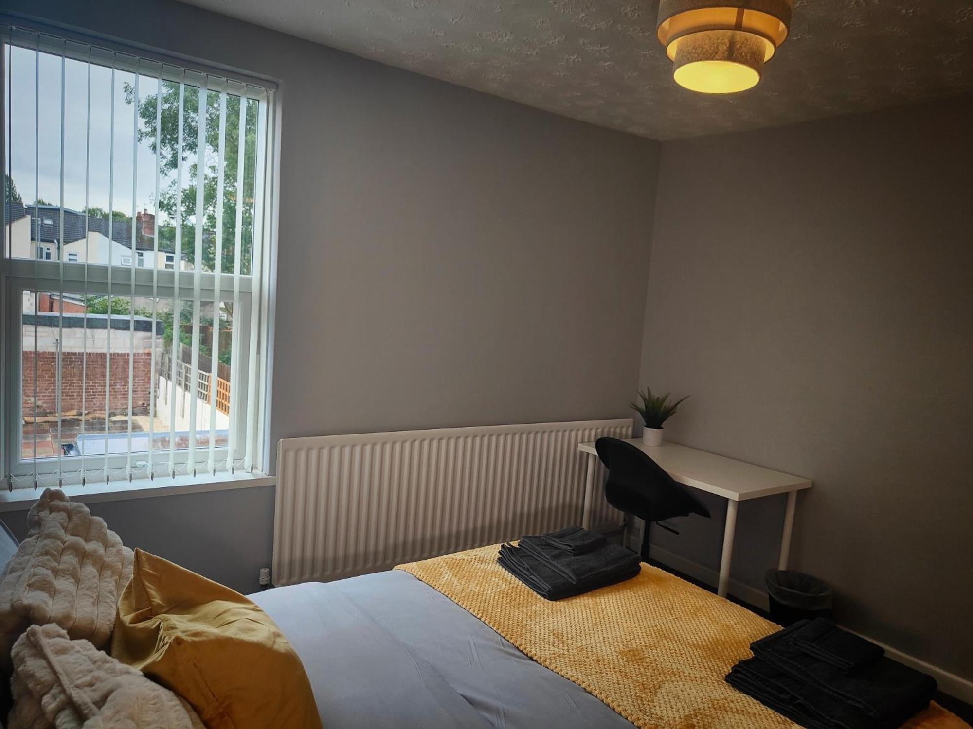 Large 3 Bed House Families And Contractors Wolverhampton