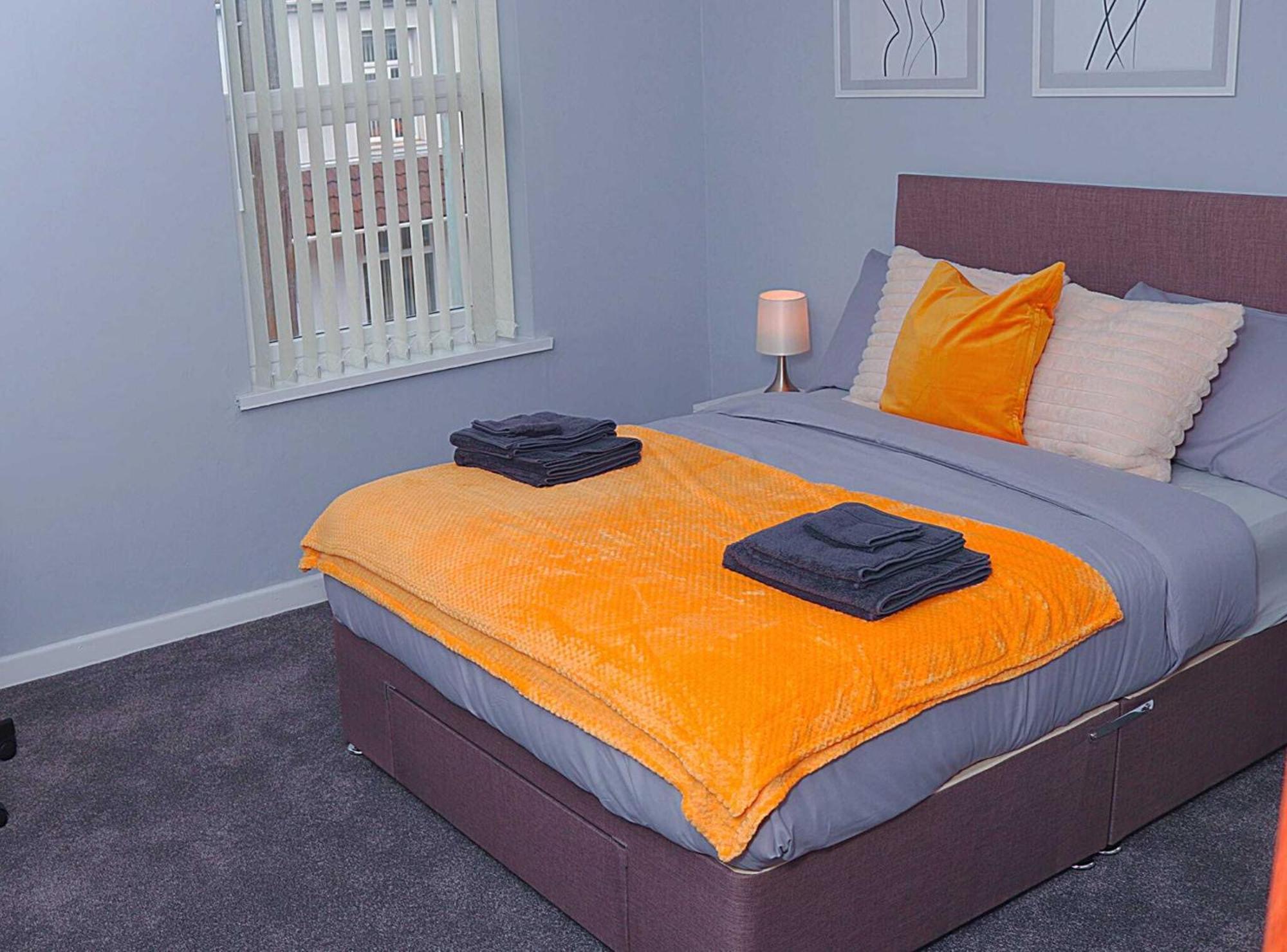 Large 3 Bed House Families And Contractors * Wolverhampton